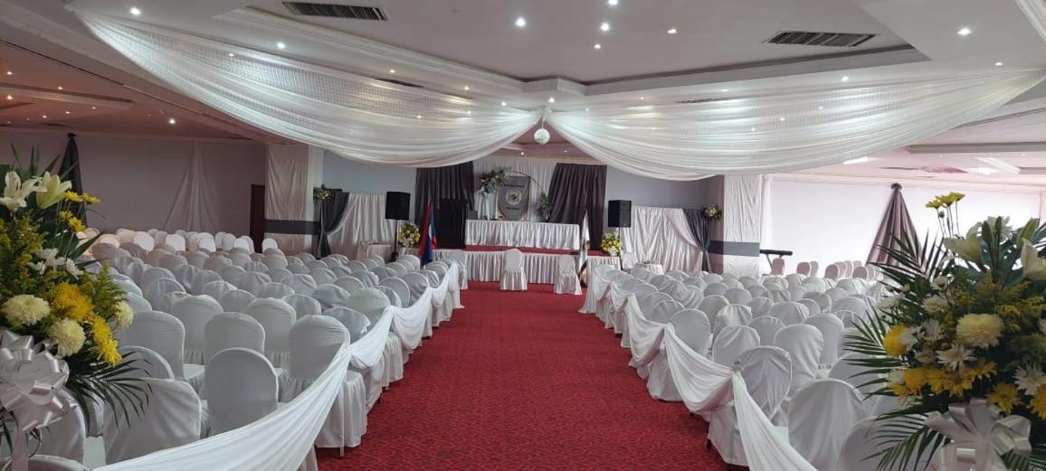 Ramada By Wyndham Princess Belize City Esterno foto