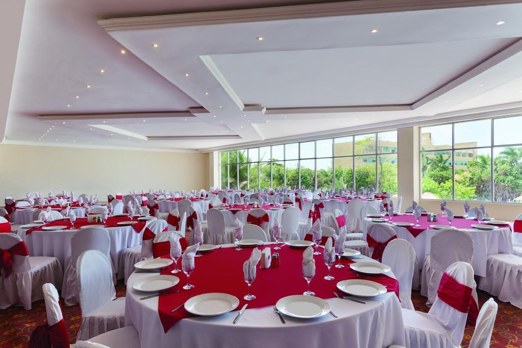 Ramada By Wyndham Princess Belize City Esterno foto